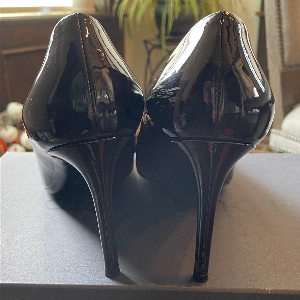 Louis Vuitton Patent Leather Fiancée Pumps With Box - Picture 8 of 16